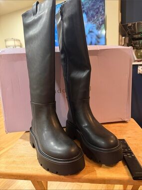 Madden Girl Black Platform Knee-High Boots. Size 5.5 (90).  NO LOW BALL OFFERS.